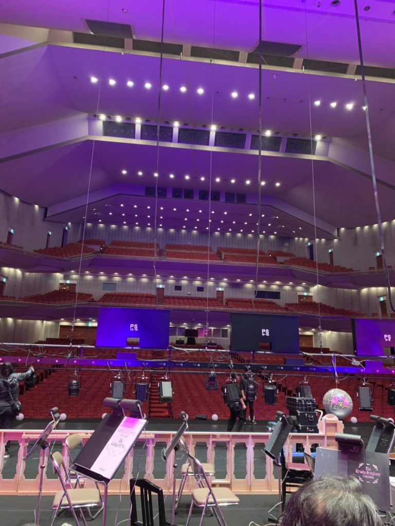 九響NCB 音楽祭 2021紫にライトアップされたステージ