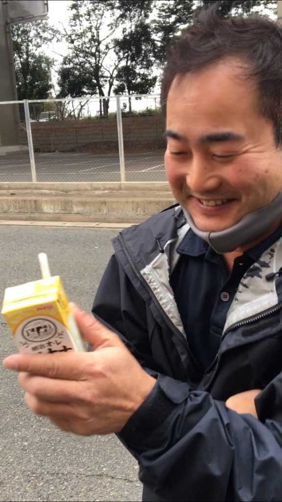 バナナオレを持った笑顔の田中さん
