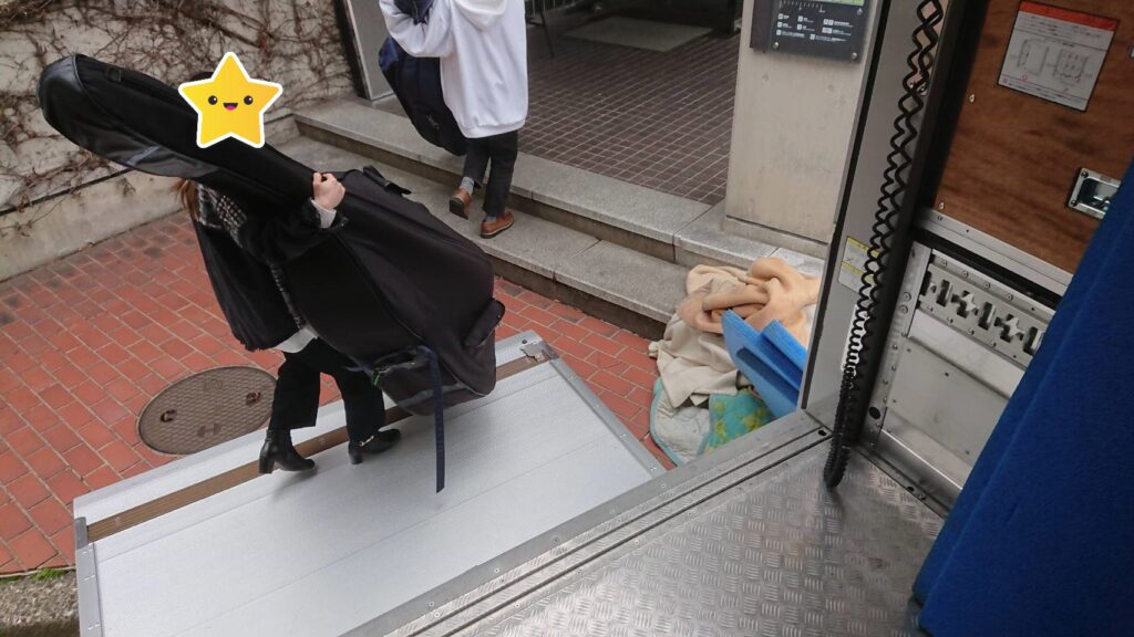 トラックより、コントラバスを卸す