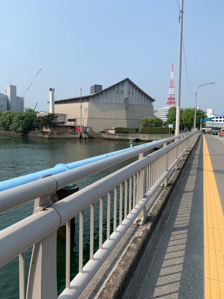 福岡市民会館バック景色