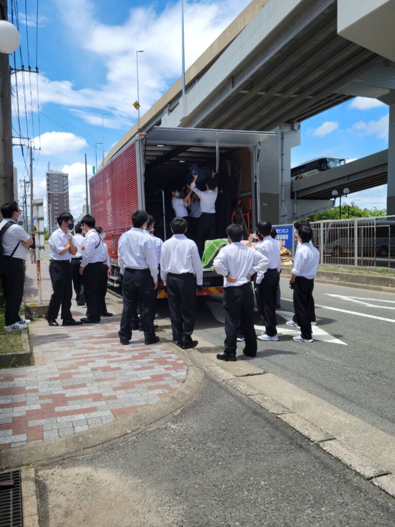 九響トラック楽器積込み