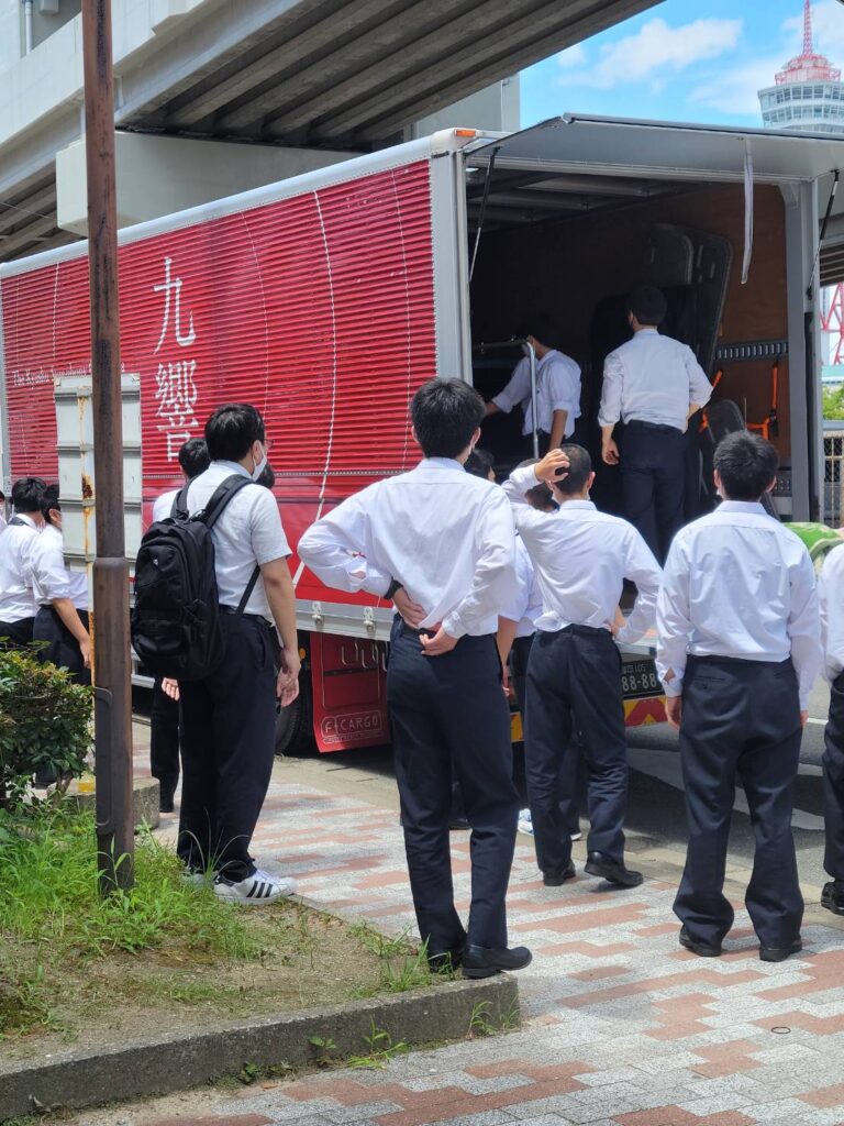 九響トラック楽器積込み