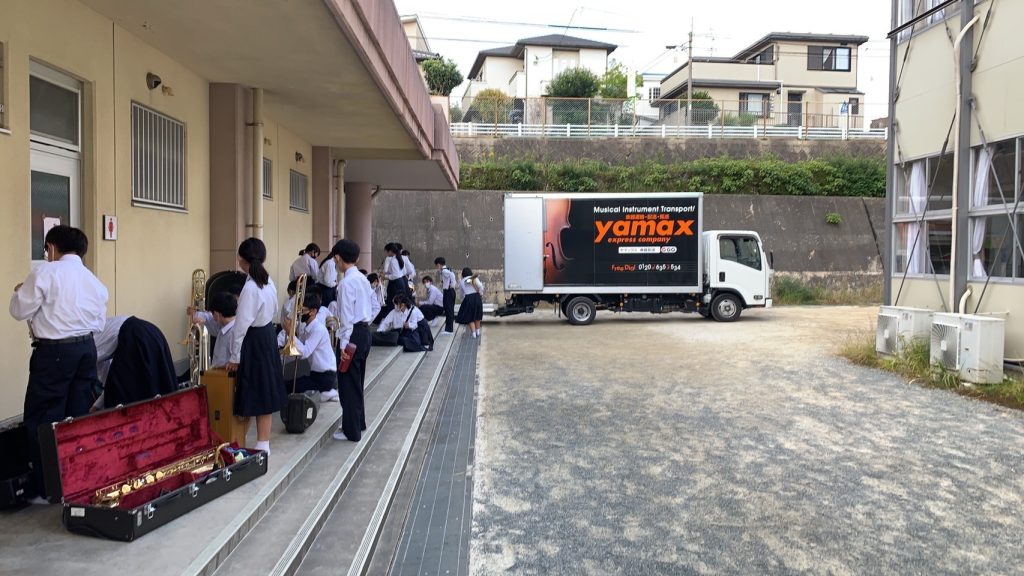 片江中学校楽器運搬トラック搬入