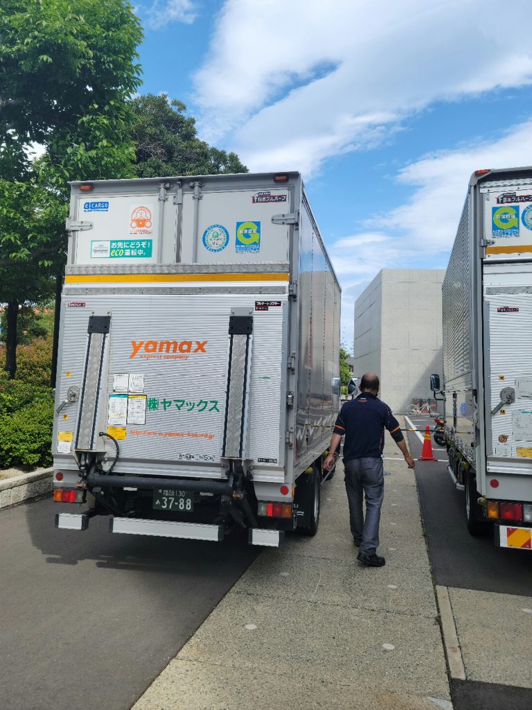 高宮中学校吹奏楽部南市民センタートラック搬入